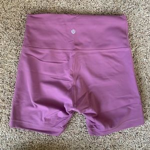 Women’s Lululemon Wunder Train 6” bike short. Size 8. Like New.